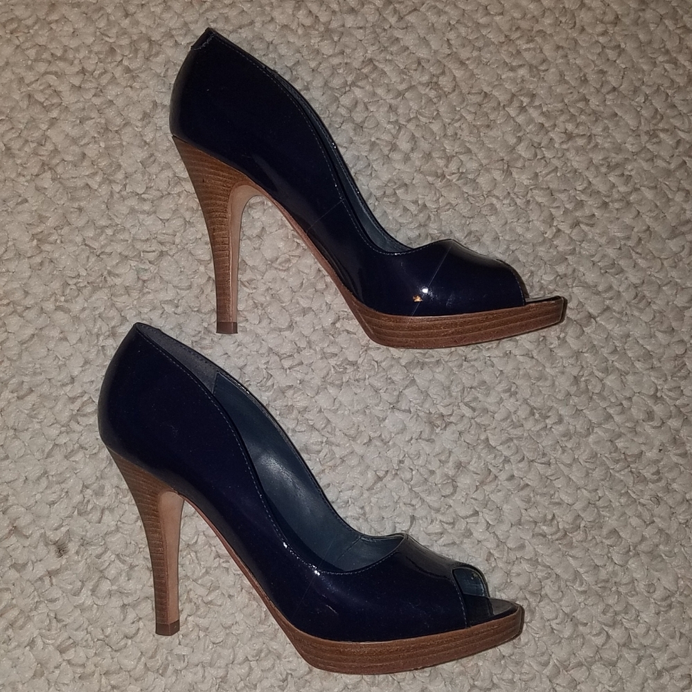 Gorgeous Blue patent leather pumps